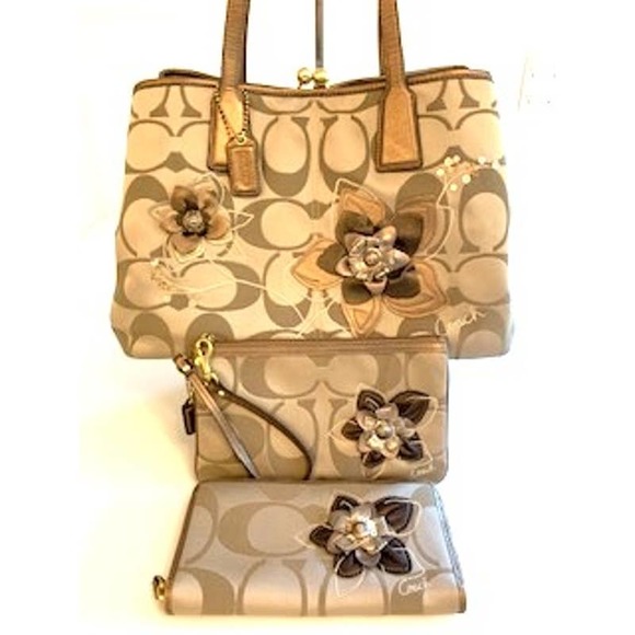Coach Ltd Ed Sig Metallic Floral Appliqué Sequin Carryall Wallet Wristlet Set - Picture 2 of 15